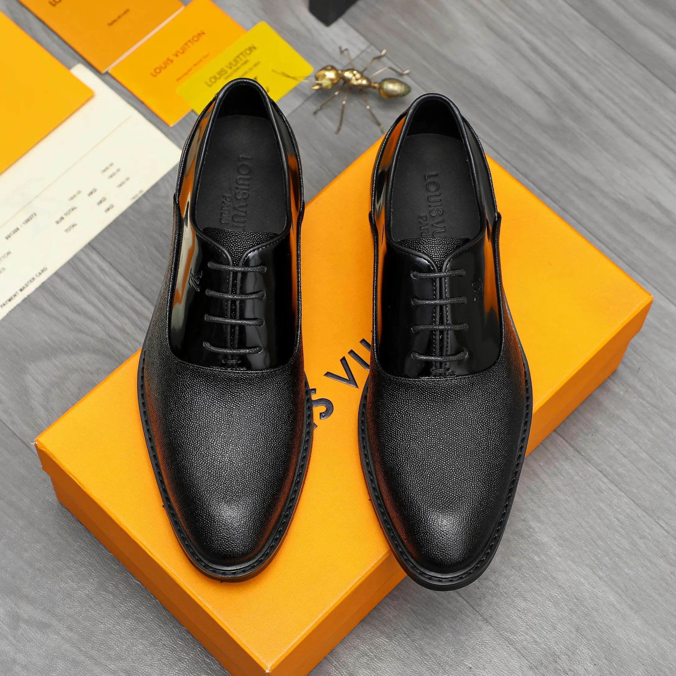 Men's men's shoes 💰p460 Product trademark: LV (Louis Vuitton) business lace-up formal leather shoes. Regular size: 39-44 (38.45 custom-made, non-returnable) Product materials: Selected grained cowhide stitching pearlized cowhide upper, cowhide lining, original rubber outsole
